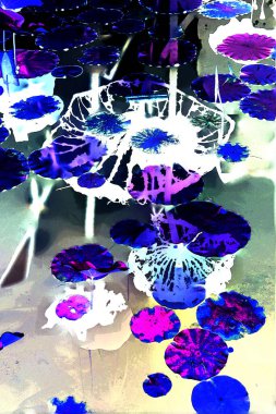 Nilüfer yaprakları ve nilüfer yapraklarıyla sunulan zarif desenli tasarım.