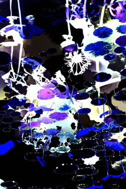 Nilüfer yaprakları ve nilüfer yapraklarıyla sunulan zarif desenli tasarım.