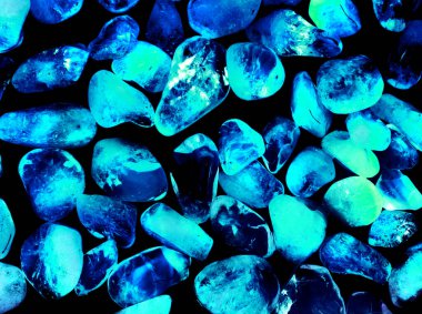 Kristal enine kesit arkaplanı. Doğal saydam agat kristal yüzey dilimi. Madenin makro yakın çekimi, soyut yapı