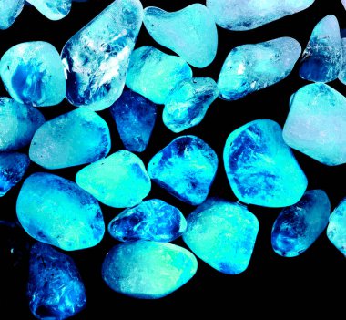 Kristal enine kesit arkaplanı. Doğal saydam agat kristal yüzey dilimi. Madenin makro yakın çekimi, soyut yapı