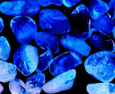 Kristal enine kesit arkaplanı. Doğal saydam agat kristal yüzey dilimi. Madenin makro yakın çekimi, soyut yapı