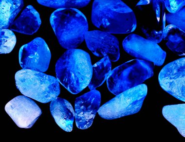 Kristal enine kesit arkaplanı. Doğal saydam agat kristal yüzey dilimi. Madenin makro yakın çekimi, soyut yapı