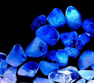 Kristal enine kesit arkaplanı. Doğal saydam agat kristal yüzey dilimi. Madenin makro yakın çekimi, soyut yapı