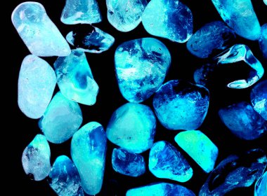 Kristal enine kesit arkaplanı. Doğal saydam agat kristal yüzey dilimi. Madenin makro yakın çekimi, soyut yapı