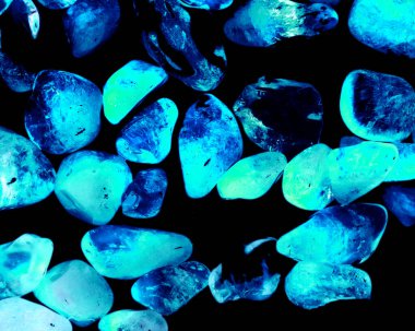 Kristal enine kesit arkaplanı. Doğal saydam agat kristal yüzey dilimi. Madenin makro yakın çekimi, soyut yapı