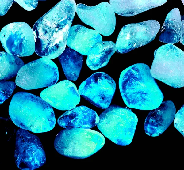 Kristal enine kesit arkaplanı. Doğal saydam agat kristal yüzey dilimi. Madenin makro yakın çekimi, soyut yapı