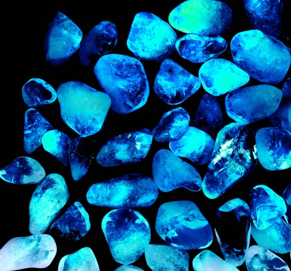 Kristal enine kesit arkaplanı. Doğal saydam agat kristal yüzey dilimi. Madenin makro yakın çekimi, soyut yapı