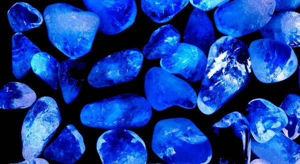 Kristal enine kesit arkaplanı. Doğal saydam agat kristal yüzey dilimi. Madenin makro yakın çekimi, soyut yapı