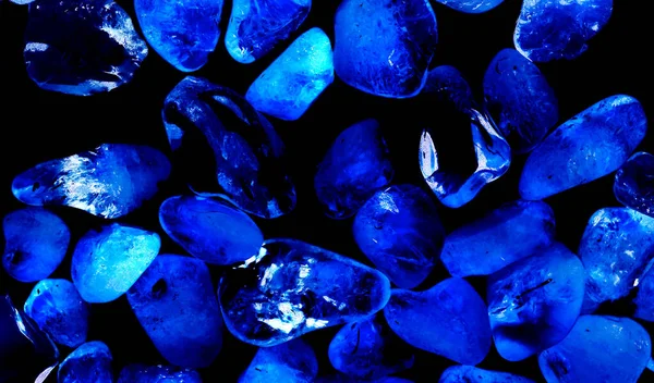 Kristal enine kesit arkaplanı. Doğal saydam agat kristal yüzey dilimi. Madenin makro yakın çekimi, soyut yapı