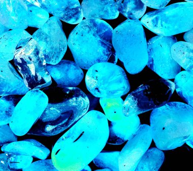 Kristal enine kesit arkaplanı. Doğal saydam agat kristal yüzey dilimi. Madenin makro yakın çekimi, soyut yapı