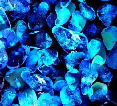 Kristal enine kesit arkaplanı. Doğal saydam agat kristal yüzey dilimi. Madenin makro yakın çekimi, soyut yapı