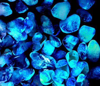 Kristal enine kesit arkaplanı. Doğal saydam agat kristal yüzey dilimi. Madenin makro yakın çekimi, soyut yapı