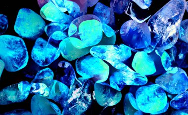 Kristal enine kesit arkaplanı. Doğal saydam agat kristal yüzey dilimi. Madenin makro yakın çekimi, soyut yapı