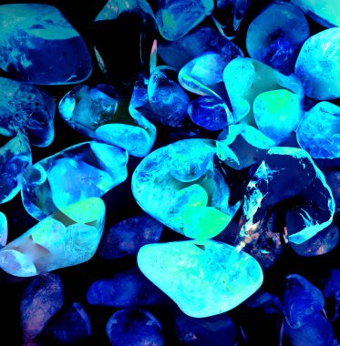 Kristal enine kesit arkaplanı. Doğal saydam agat kristal yüzey dilimi. Madenin makro yakın çekimi, soyut yapı