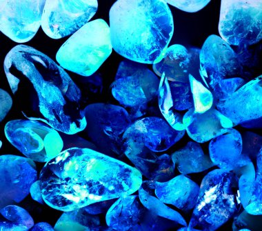 Kristal enine kesit arkaplanı. Doğal saydam agat kristal yüzey dilimi. Madenin makro yakın çekimi, soyut yapı