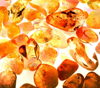 Kristal enine kesit arkaplanı. Doğal saydam agat kristal yüzey dilimi. Madenin makro yakın çekimi, soyut yapı