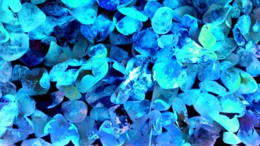 Kristal enine kesit arkaplanı. Doğal saydam agat kristal yüzey dilimi. Madenin makro yakın çekimi, soyut yapı