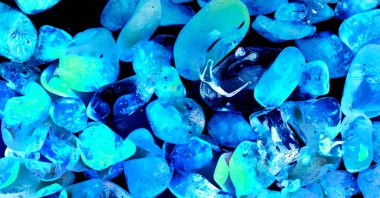 Kristal enine kesit arkaplanı. Doğal saydam agat kristal yüzey dilimi. Madenin makro yakın çekimi, soyut yapı