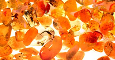 Kristal enine kesit arkaplanı. Doğal saydam agat kristal yüzey dilimi. Madenin makro yakın çekimi, soyut yapı