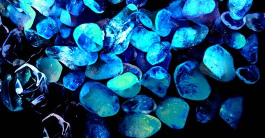 Kristal enine kesit arkaplanı. Doğal saydam agat kristal yüzey dilimi. Madenin makro yakın çekimi, soyut yapı