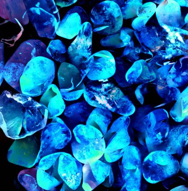 Kristal enine kesit arkaplanı. Doğal saydam agat kristal yüzey dilimi. Madenin makro yakın çekimi, soyut yapı