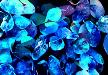 Kristal enine kesit arkaplanı. Doğal saydam agat kristal yüzey dilimi. Madenin makro yakın çekimi, soyut yapı