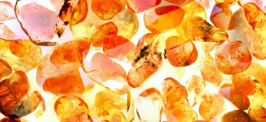 Kristal enine kesit arkaplanı. Doğal saydam agat kristal yüzey dilimi. Madenin makro yakın çekimi, soyut yapı