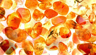 Kristal enine kesit arkaplanı. Doğal saydam agat kristal yüzey dilimi. Madenin makro yakın çekimi, soyut yapı