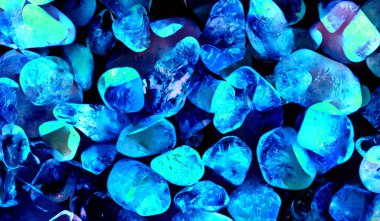 Kristal enine kesit arkaplanı. Doğal saydam agat kristal yüzey dilimi. Madenin makro yakın çekimi, soyut yapı