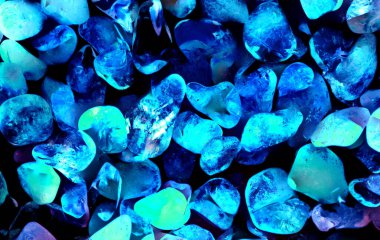 Kristal enine kesit arkaplanı. Doğal saydam agat kristal yüzey dilimi. Madenin makro yakın çekimi, soyut yapı