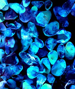 Kristal enine kesit arkaplanı. Doğal saydam agat kristal yüzey dilimi. Madenin makro yakın çekimi, soyut yapı