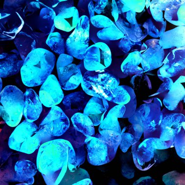 Kristal enine kesit arkaplanı. Doğal saydam agat kristal yüzey dilimi. Madenin makro yakın çekimi, soyut yapı