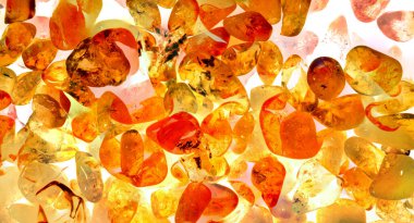 Kristal enine kesit arkaplanı. Doğal saydam agat kristal yüzey dilimi. Madenin makro yakın çekimi, soyut yapı