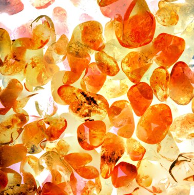 Kristal enine kesit arkaplanı. Doğal saydam agat kristal yüzey dilimi. Madenin makro yakın çekimi, soyut yapı