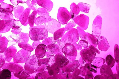 Kristal enine kesit arkaplanı. Doğal saydam agat kristal yüzey dilimi. Madenin makro yakın çekimi, soyut yapı