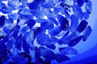 Kristal enine kesit arkaplanı. Doğal saydam agat kristal yüzey dilimi. Madenin makro yakın çekimi, soyut yapı