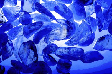 Kristal enine kesit arkaplanı. Doğal saydam agat kristal yüzey dilimi. Madenin makro yakın çekimi, soyut yapı