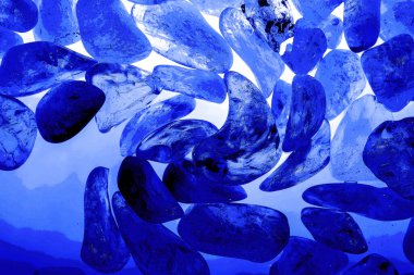 Kristal enine kesit arkaplanı. Doğal saydam agat kristal yüzey dilimi. Madenin makro yakın çekimi, soyut yapı