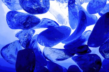 Kristal enine kesit arkaplanı. Doğal saydam agat kristal yüzey dilimi. Madenin makro yakın çekimi, soyut yapı