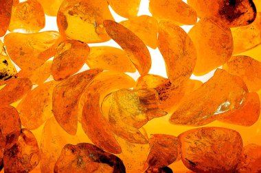 Kristal enine kesit arkaplanı. Doğal saydam agat kristal yüzey dilimi. Madenin makro yakın çekimi, soyut yapı