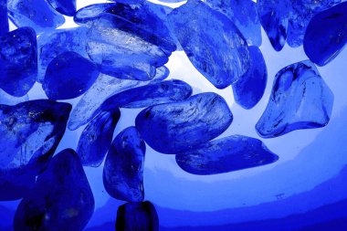 Kristal enine kesit arkaplanı. Doğal saydam agat kristal yüzey dilimi. Madenin makro yakın çekimi, soyut yapı