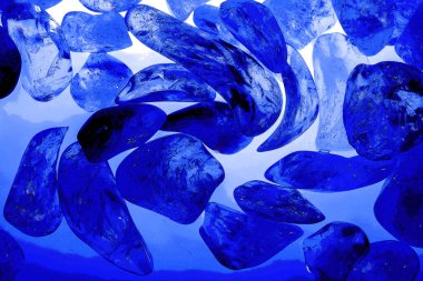 Kristal enine kesit arkaplanı. Doğal saydam agat kristal yüzey dilimi. Madenin makro yakın çekimi, soyut yapı