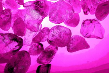 Kristal enine kesit arkaplanı. Doğal saydam agat kristal yüzey dilimi. Madenin makro yakın çekimi, soyut yapı