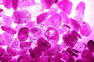 Kristal enine kesit arkaplanı. Doğal saydam agat kristal yüzey dilimi. Madenin makro yakın çekimi, soyut yapı