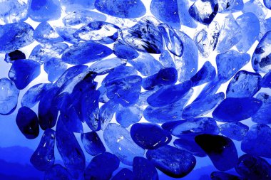 Kristal enine kesit arkaplanı. Doğal saydam agat kristal yüzey dilimi. Madenin makro yakın çekimi, soyut yapı