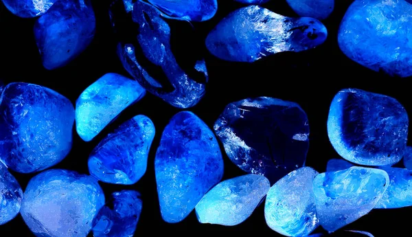 Kristal enine kesit arkaplanı. Doğal saydam agat kristal yüzey dilimi. Madenin makro yakın çekimi, soyut yapı