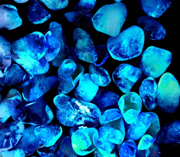 Kristal enine kesit arkaplanı. Doğal saydam agat kristal yüzey dilimi. Madenin makro yakın çekimi, soyut yapı