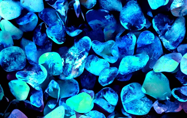 Kristal enine kesit arkaplanı. Doğal saydam agat kristal yüzey dilimi. Madenin makro yakın çekimi, soyut yapı