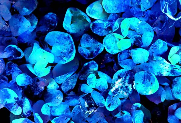 Kristal enine kesit arkaplanı. Doğal saydam agat kristal yüzey dilimi. Madenin makro yakın çekimi, soyut yapı