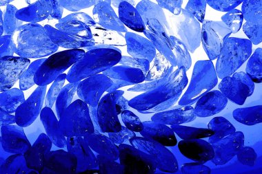 Kristal enine kesit arkaplanı. Doğal saydam agat kristal yüzey dilimi. Madenin makro yakın çekimi, soyut yapı